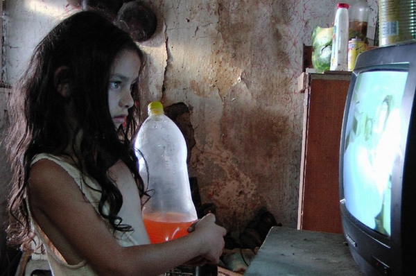 filmjelenet, roma kislány tv előtt